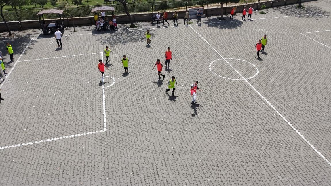Minik Eller Büyük Hayaller Projesi Kapsamında Yapılan Sportif Faaliyetlerden ( Futbol 5 ve 6. Sınıflar) Kesitler.